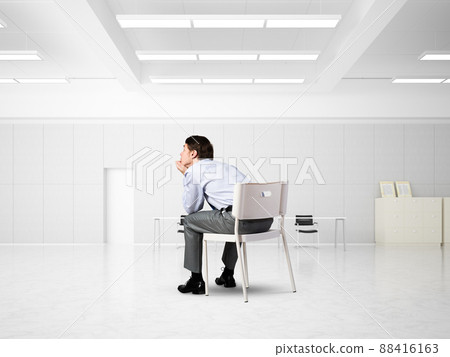Young businessman sitting on an office chair 88416163