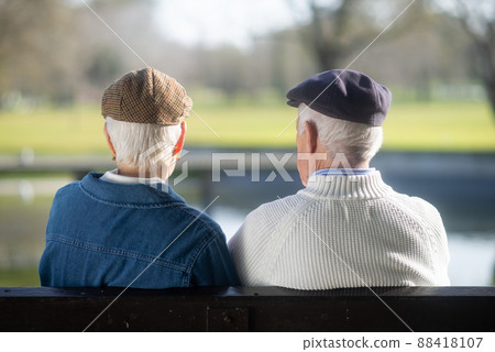 Back view of aged couple spending week end in park 88418107