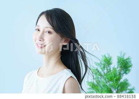飄揚的頭髮和微笑的年輕女子 88418138