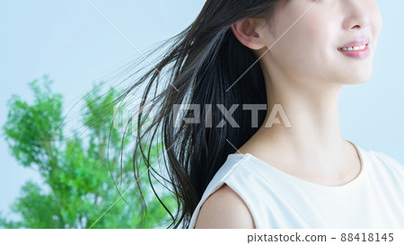 飄揚的頭髮和微笑的年輕女子 88418145