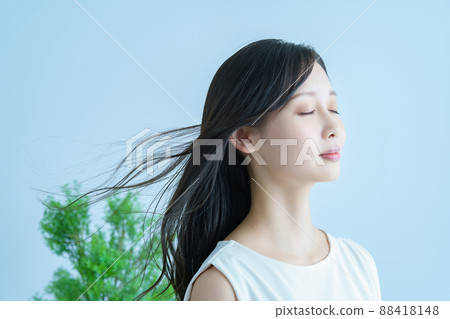 Young woman with fluttering hair and a smile 88418148