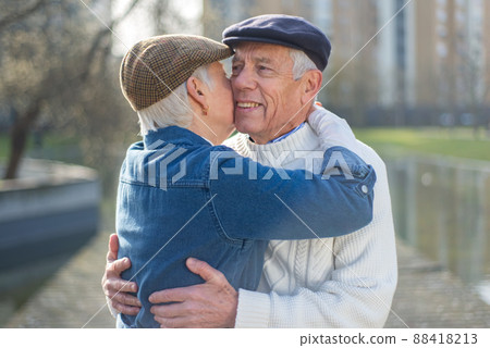Close-up of happy elderly couple in love in park 88418213