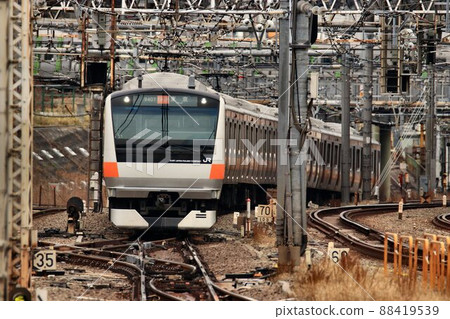 到新宿站～中央線/快速列車[233系] 88419539