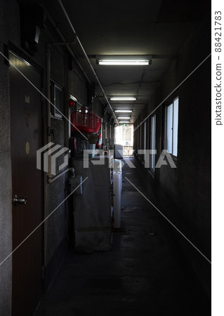 舊公寓、破舊公寓的昏暗走廊 舊公寓、破舊公寓的昏暗走廊 88421783