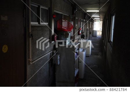舊公寓、破舊公寓的昏暗走廊 88421784