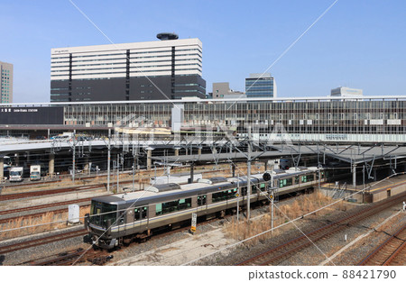 223 series train arriving at Shin-Osaka station and panoramic view of the station 88421790