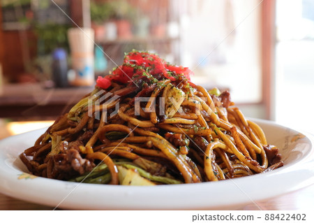 一堆醬炒麵(紅醃姜綠紫菜) 一堆醬炒麵(紅醃姜綠紫菜) 88422402