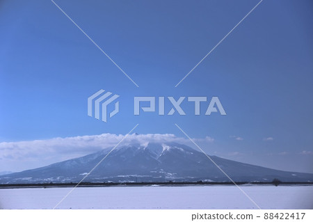 雲霧繚繞的冬季岩木山全景（青森縣藤崎町） 88422417