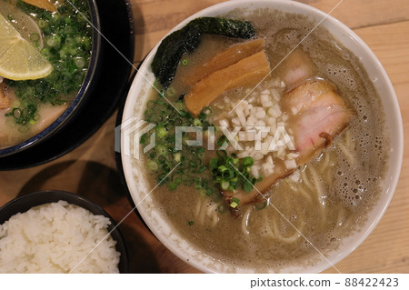 濃郁的二幹拉麵和貝類高湯鹽味拉麵(青森縣) 濃郁的二幹拉麵和貝類高湯鹽味拉麵(青森縣) 88422423