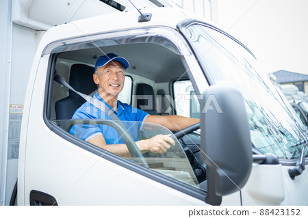 駕駛卡車的中間男性司機 88423152