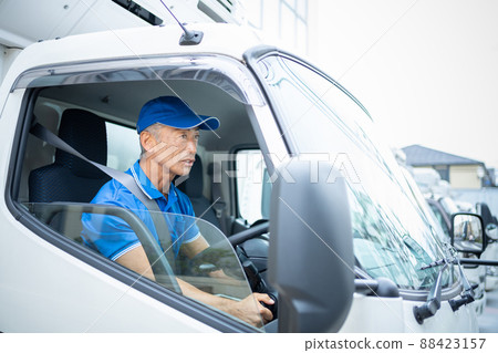 駕駛卡車的中間男性司機 88423157