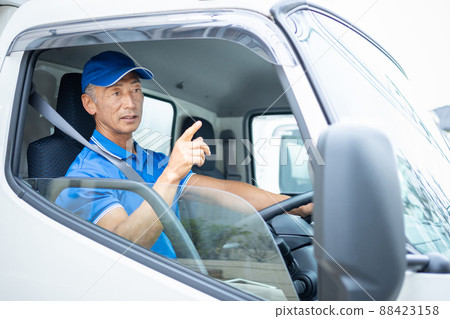 駕駛卡車的中間男性司機 88423158