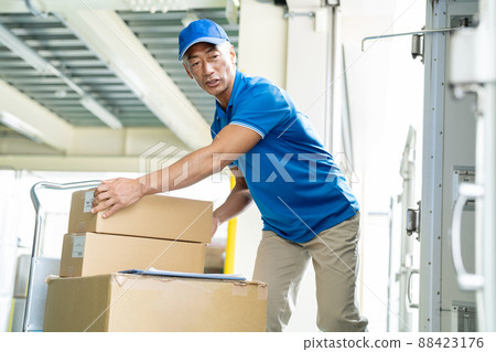 在倉庫工作的高級男司機 88423176