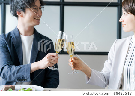 約會吐司，30多歲的男人和女人 88423518