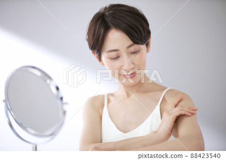 做身體護理的中年婦女 做身體護理的中年婦女 88423540