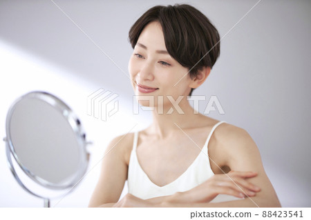 做身體護理的中年婦女 做身體護理的中年婦女 88423541