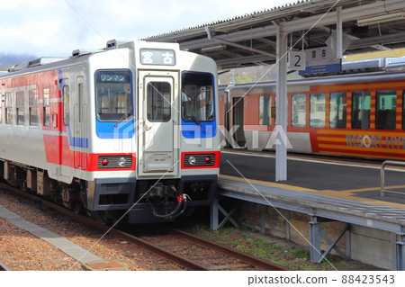 Vehicle 36-700 and Resort Asunaro that stop at Sanriku Railway Miyako Station 88423543