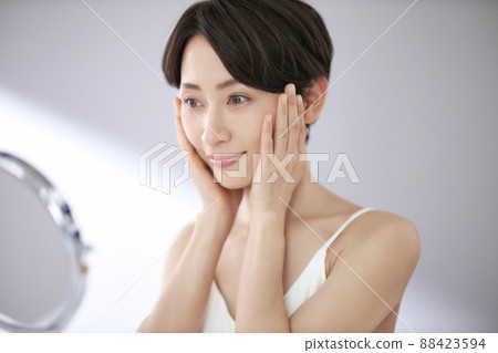 做皮膚護理的中年婦女 88423594