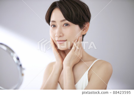 做皮膚護理的中年婦女 做皮膚護理的中年婦女 88423595