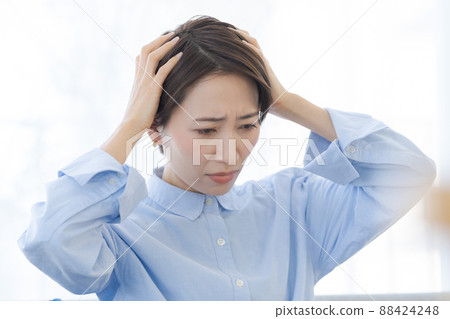 一個女人抱著一個頭 一個女人抱著一個頭 88424248