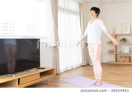打瑜伽的資深婦女 88424463