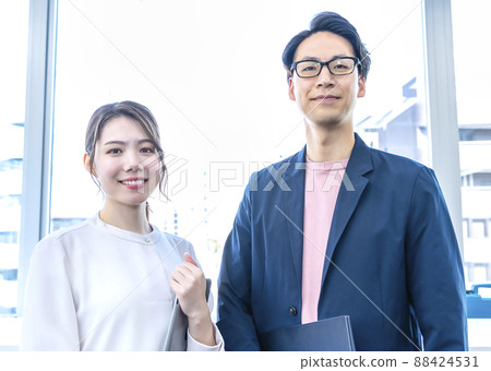 Businessmen and businesswomen working in free-address offices Businessmen and businesswomen working in free-address offices 88424531