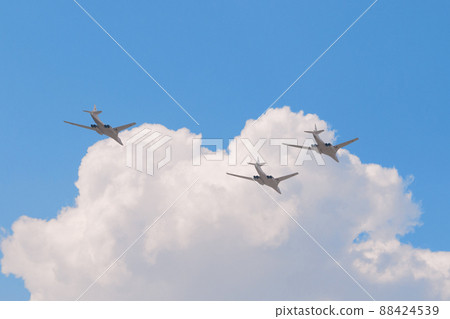 俄羅斯空軍圖波列夫Tu-160M二十一點編隊飛行 88424539