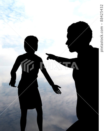 罪犯是你,男人指著女人,黑色剪影垂直 罪犯是你,男人指著女人,黑色剪影垂直 88425432