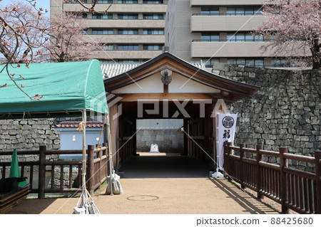 Fukui Castle Ruins (Fukui Prefectural Office) 88425680
