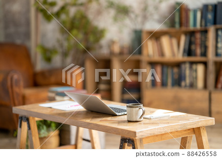 別緻的客廳裡有一個舊書書架 88426558