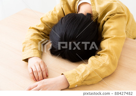 中年婦女受苦（疲勞、抑鬱） 88427482