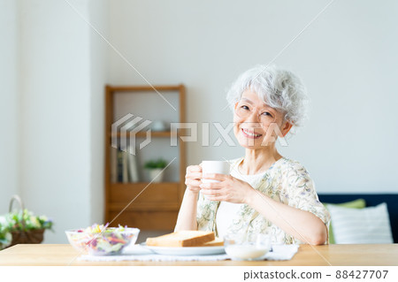 吃早餐的資深婦女 吃早餐的資深婦女 88427707