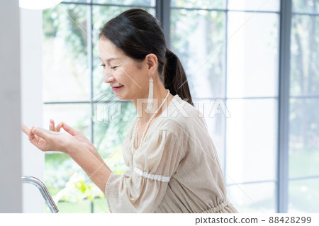高級女性在浴室裡梳妝 88428299