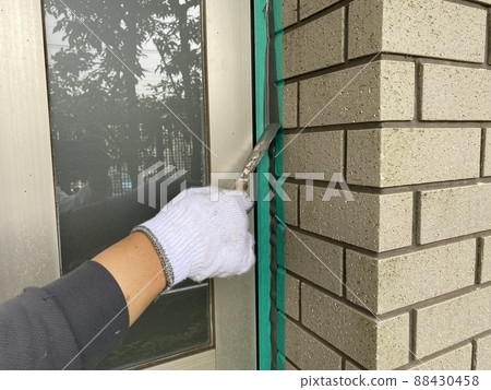 Smooth the applied sealing with a spatula 88430458