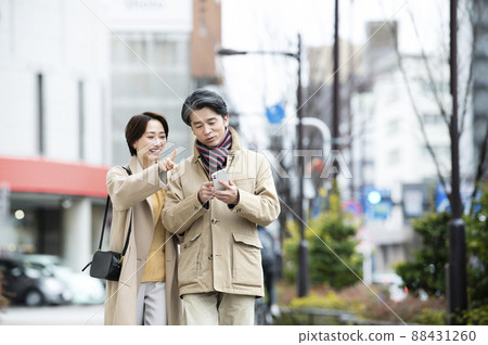 Married couple date smartphone smile search Married couple date smartphone smile search 88431260