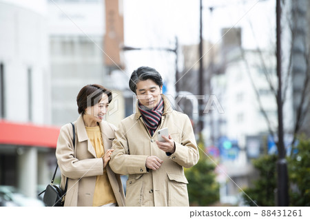 Married couple date smartphone smile search Married couple date smartphone smile search 88431261