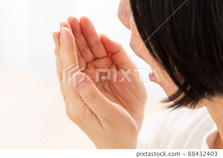 A woman who smells bad breath 88432403