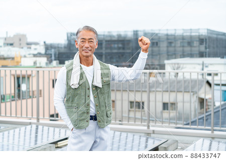 在建築工地工作的中型男工 88433747