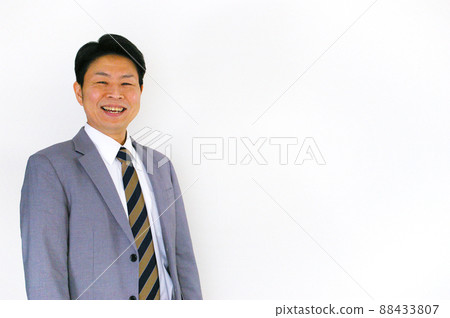 一個微笑的上班族的上身 一個微笑的上班族的上身 88433807