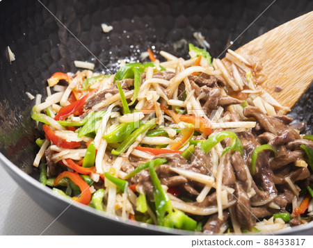 Fry green pepper steak in a wok 88433817