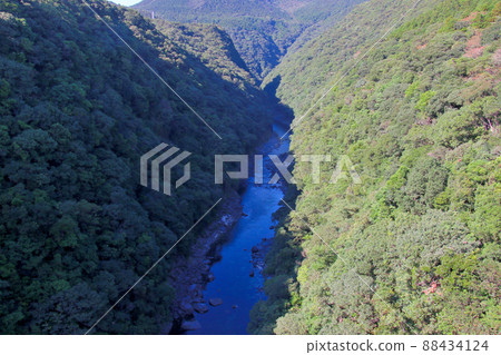 從屋久島松峰大橋看安波川上游 從屋久島松峰大橋看安波川上游 88434124