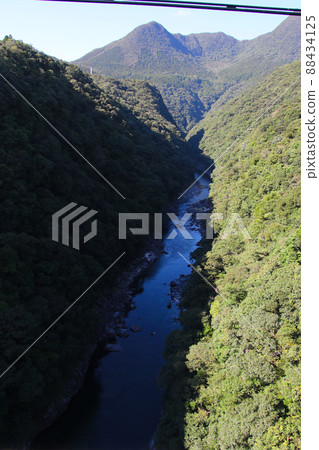 從屋久島松峰大橋看安波河和山側 88434125