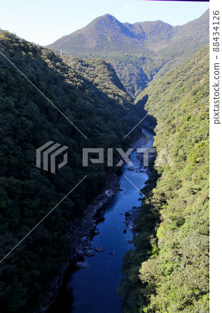 從屋久島松峰大橋看安波河和山側 從屋久島松峰大橋看安波河和山側 88434126