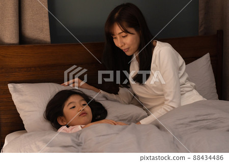 晚上睡在床上的孩子和媽媽（育兒/育兒/家庭/家庭） 88434486