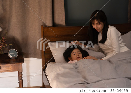 Children and moms sleeping in bed at night (childcare / childcare / family / family) 88434489
