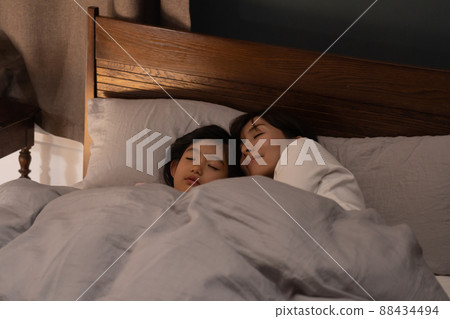 Children and moms sleeping in bed at night (childcare / childcare / family / family) Children and moms sleeping in bed at night (childcare / childcare / family / family) 88434494