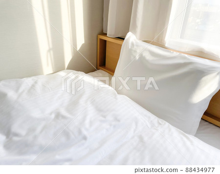 臥室裡的床迎接早晨 88434977