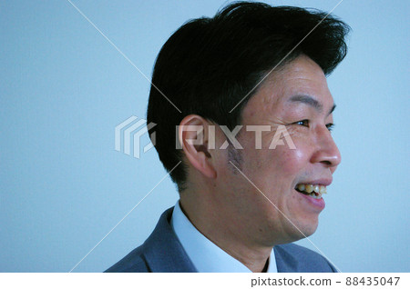 一個笑的檔案辦公室工作人員 88435047