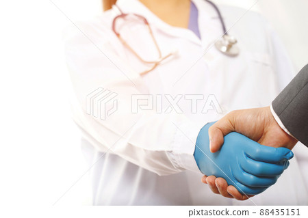 Businessman shaking hands with a doctor 88435151