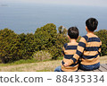 A boy looking at the sea together 88435334